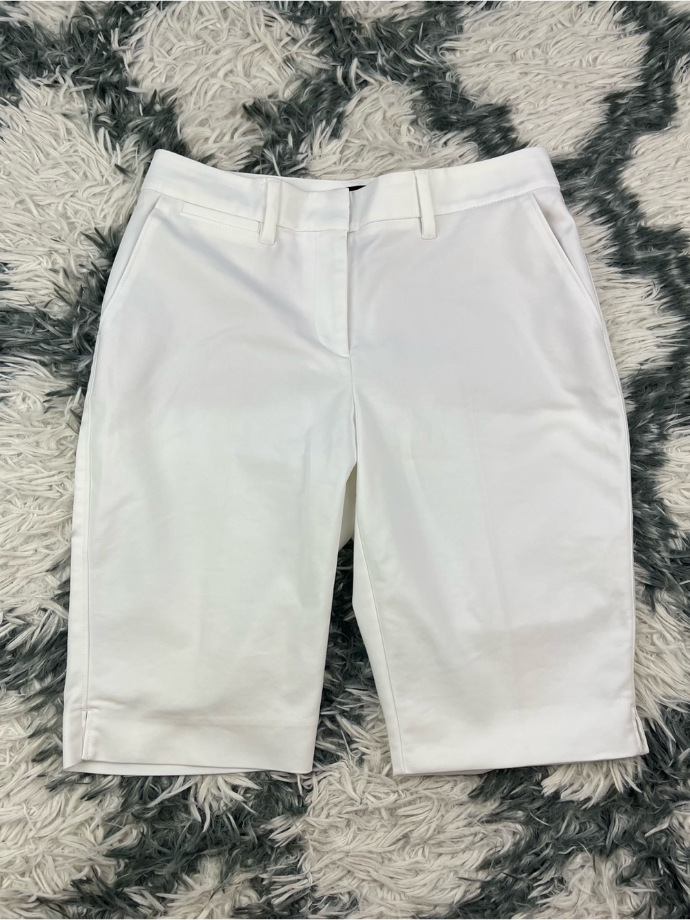 White House Black Market Women’s White The Bermuda Short 11” Size 0 Shorts FLAW
